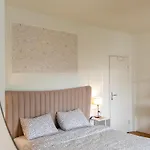 Modern 3br Near Old Town, Balcony, Free Parking Apartment