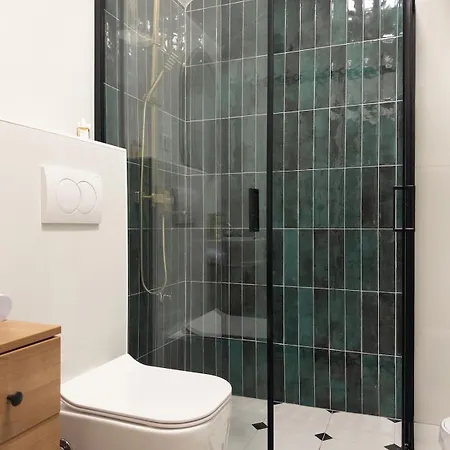 Modern 3br Near Old Town, Balcony, Free Parking Apartment *