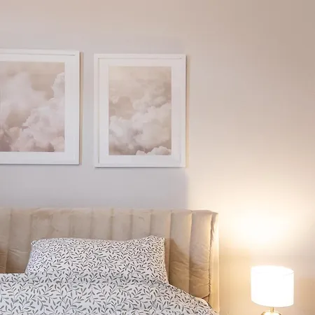 Modern 3br Near Old Town, Balcony, Free Parking