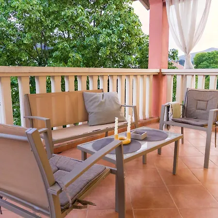 Modern 3br Near Old Town, Balcony, Free Parking Apartamento *