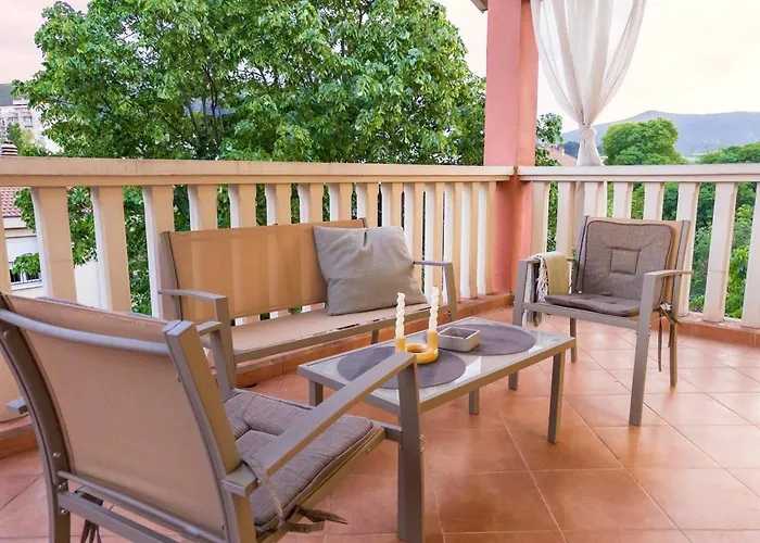 Modern 3br Near Old Town, Balcony, Free Parking Apartamento *